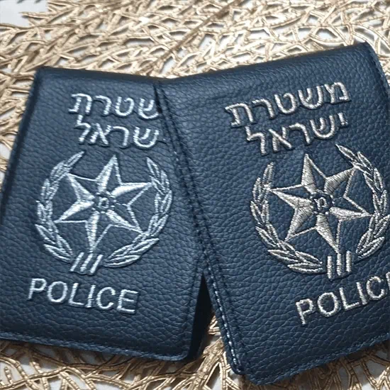 ארנק עם רקמה של סמל משטרת ישראל