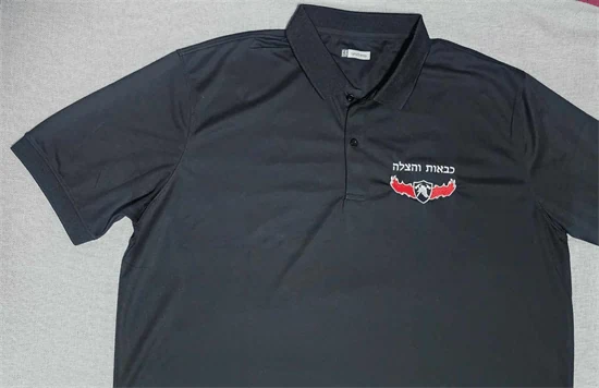 פולו דרייפיט קצרה עם רקמת סמל כבאות והצלה